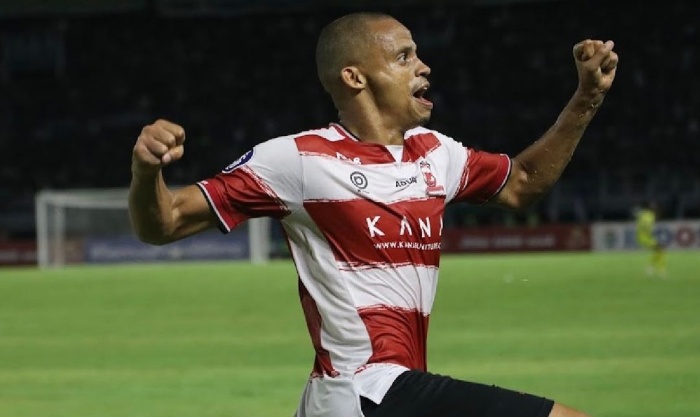 TOP: Cleberson jadi salah satu pemain penting bagi skuad Madura United di Liga 1 Indonesia 2023/2024. (Instagram Cleberson) - Image
