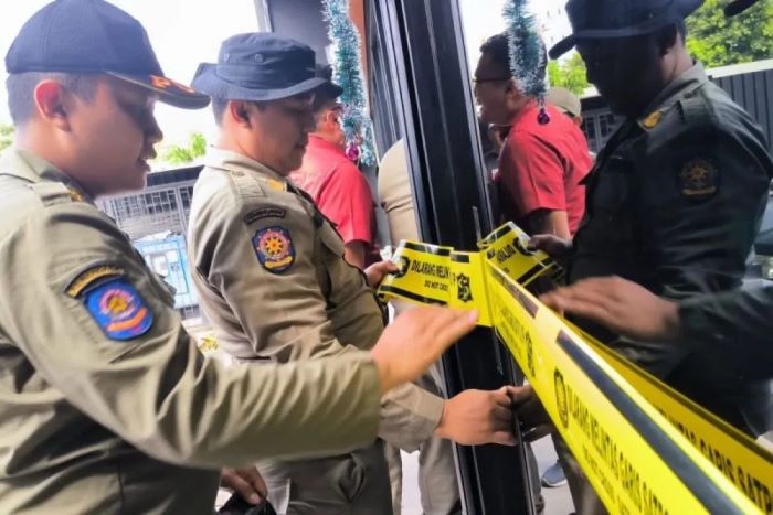 Petugas Satpol PP Kota Surabaya melakukan penyegelan salah satu bangunan unit usaha RHU. - Image