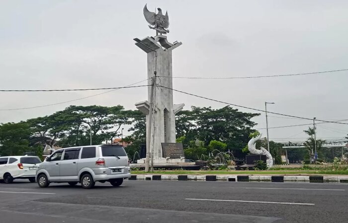 DIPERCANTIK: Taman Pancasila di depan exit Tol Sidoarjo menjadi salah satu sasaran revitalisasi RTH tahun ini./(ANNISA FIRDAUSI/RADAR SIDOARJO) - Image