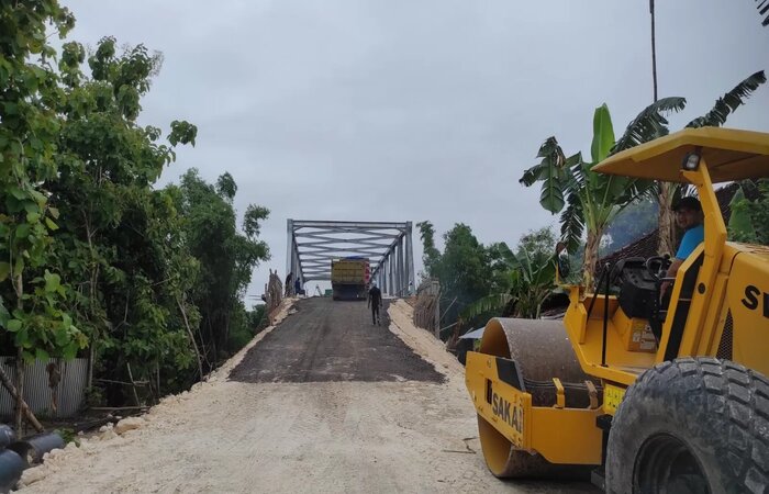 Proses pembangunan Jembatan Sukosewu-Klepek (Sokle) kemarin (3/1),yang diharapkan dapat mendongkrak ekonomi dan mempercepat akses warga./(IST/RADAR BOJONEGORO) - Image