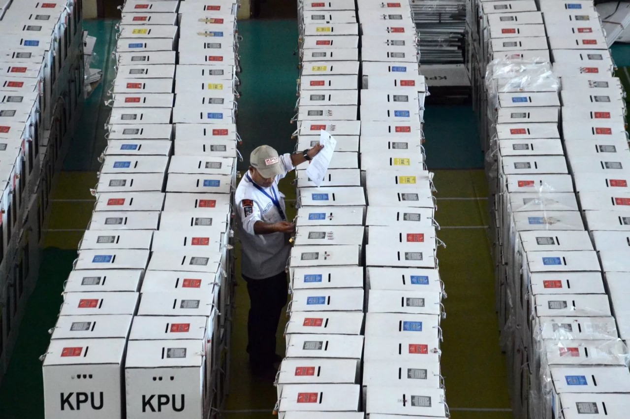 Kotak suara Pemilu 2019 hasil pemungutan suara yang dikumpulkan di PPK. (Dery Ridwansah/JawaPos.com) - Image
