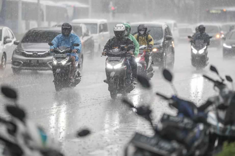Hujan badai diperkirakan akan terjadi di beberapa wilayah pada Minggu (7/1). (HENDRA EKA/JAWA POS) - Image