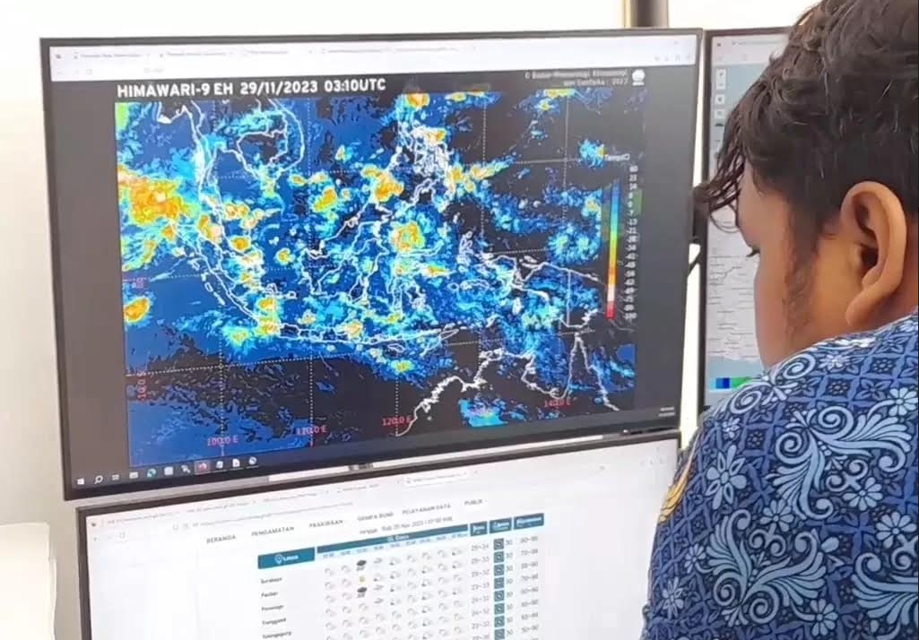 BMKG Juanda pantau pergerakan cuaca di Jawa Timur (sumber: M Saiful Rohman/Radar Sidoarjo) - Image