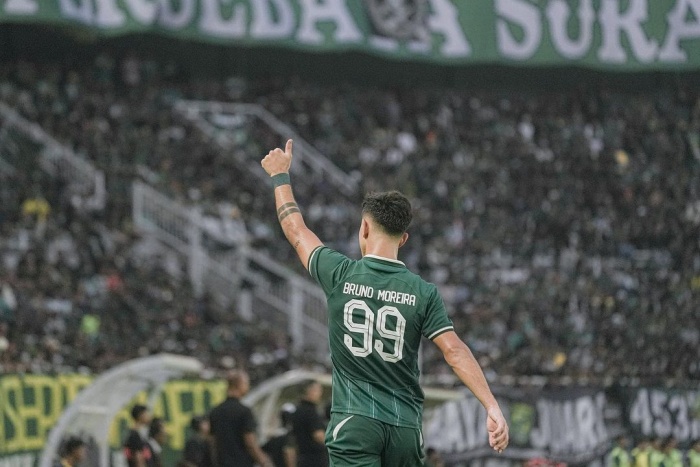 BINTANG: Bruno Moreira rindu dengan atmosfer Bonek di tribun dan siap menunjukkan energi di tahun baru. (Instagram Bruno Moreira) - Image