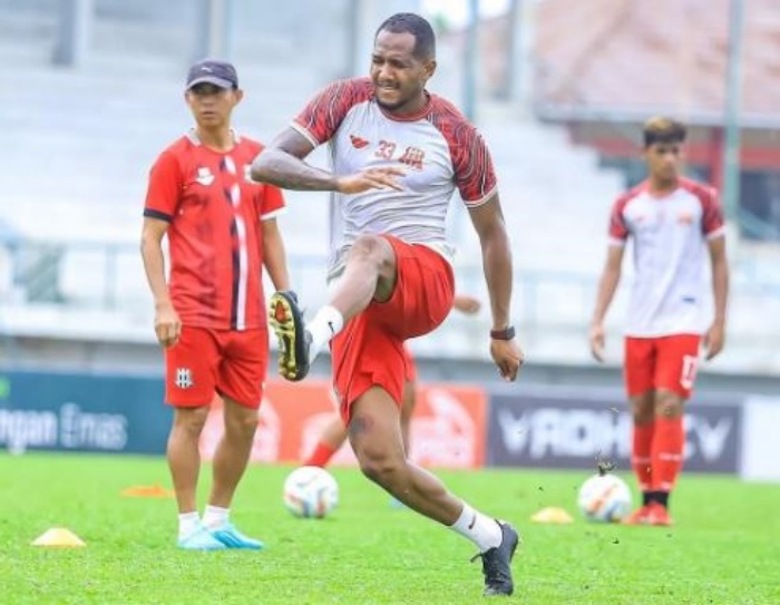FOKUS : Pemain asing Deltras Sidoarjo, Thiago Fernandes, saat jalani latihan. (Radar Sidoarjo) - Image