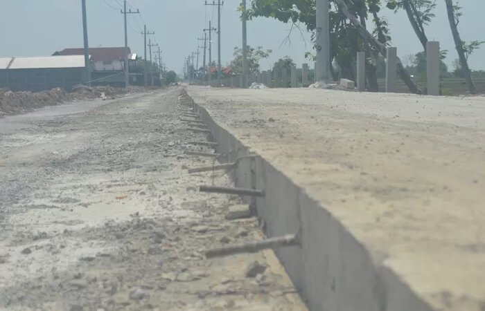 Kondisi proyek jalan cor milik Kementrian PUPR RI di ruas Ploso-Sumbergondang Jombang yang dikerjakan melampaui tahun anggaran./ (Ainul Hafidz/Radar Jombang) - Image