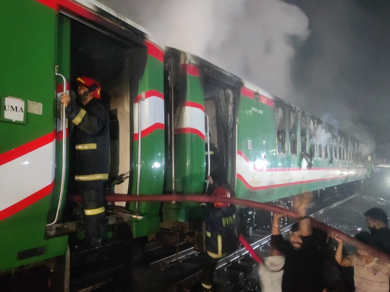 Petugas Pemadam Kebakaran Bangladesh Dikerahkan Untuk Memadamkan Api yang Membakar Kereta Benapole Express. / Sumber: Daily Sun - Image