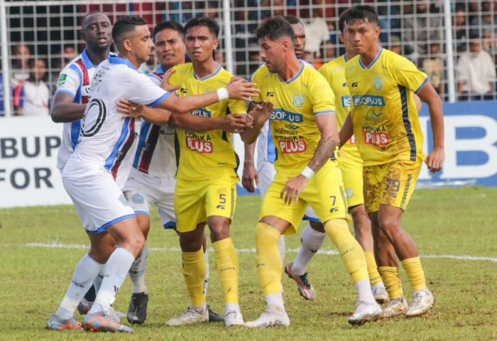 BANGKIT: Momen pemain PSBS Biak menempel ketat pemain Gresik United. Gresik United bertekad untuk bangkit dari kekalahan di pertandingan tersebut. (Gresik United) - Image