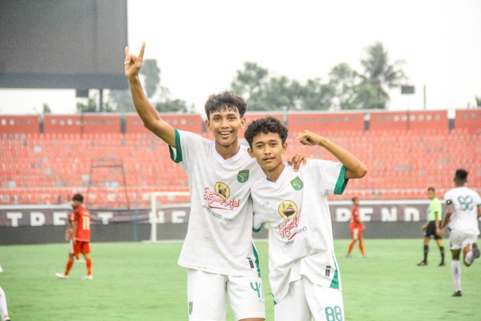 MONCER: Penyerang Persebaya U-16 Dirga Dwi Prasetyo selebrasi seusai mencetak gol ke gawang Bali United U-16. (Persebaya) - Image