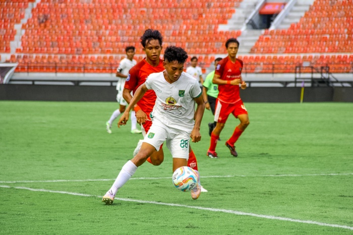 MONCER: Pemain Persebaya U-20 Alfan Suaib mencoba melewati penjagaan pemain Bali United U-20. (Persebaya) - Image