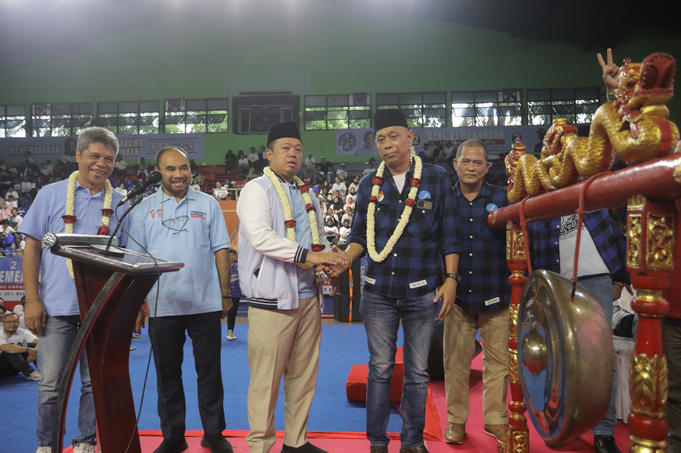 Sekretaris Tim Kampanye Nasional (TKN) Prabowo-Gibran,Nusron Wahid bersama Ketua Umum DPP Partai Prima?Agus Jabo Priyono?dan jajaran pimpinan Partai Prima saat menghadiri Apel Siaga Petugas Posko Pemenangan di Gor Bulungan, Jakarta, Minggu (7/1/2024). - Image
