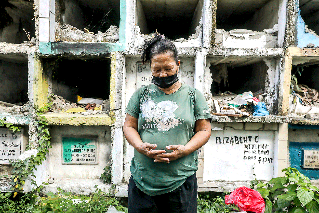 IBU YANG KEHILANGAN: Maria Deparine berdoa di "apartemen" kedua putranya, Aljon dan Danilo Deparine, di Navotas, Manila, Filipina. - Image