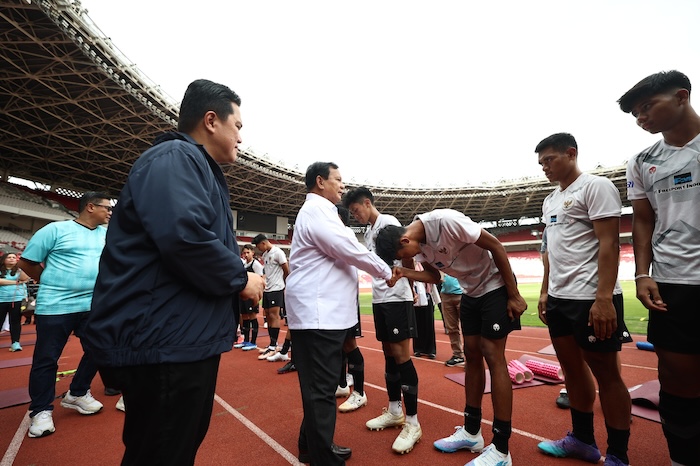 Ketua Umum Persatuan Sepak Bola Seluruh Indonesia (PSSI) Erick Thohir saat menemani Prabowo Subianto. - Image