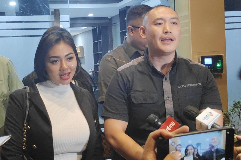 Anisa Tasya Amelia alias Meli 3GP (kiri) didampingi kuasa hukum nya Heru Andeska saat ditemui di Polda Metro Jaya, Senin (8/1/2024). ANTARA/Ilham Kausar - Image