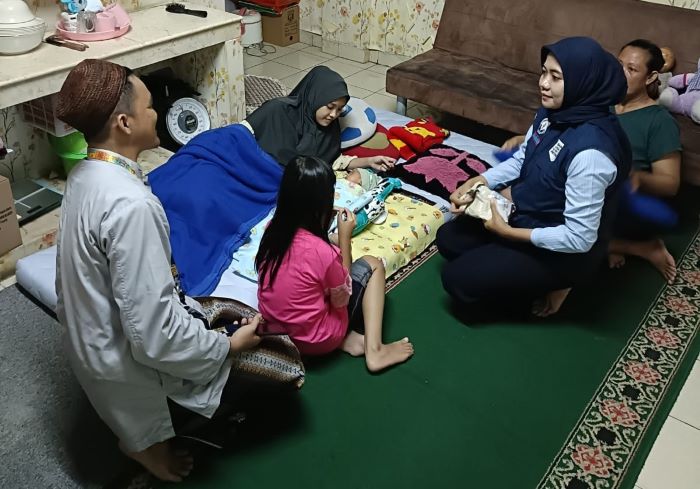 Satpel Sosial Kembangan mengevakuasi bayi dan sang ibu dari Gang Haji Bangeng RT 013/003, Kembangan Selatan, yang terendam banjir. - Image