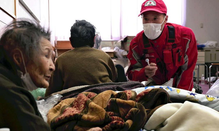 Seorang anggota tim medis dari Osaka Red Cross Hospital memeriksa kondisi pengungsi di tempat penampungan di Kota Wajima, Prefektur Ishikawa pada Sabtu (6/1). - Image