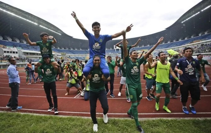 KEMBALI: Persebaya Surabaya menandai kembalinya ke pelukan PSSI dengan langsung juara Liga 2 2017. (JawaPos.com) - Image
