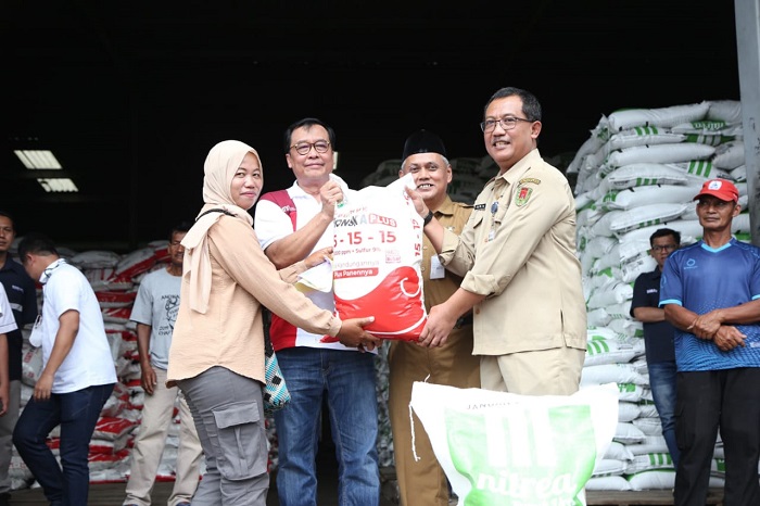 Pemerintah menambah alokasi subsidi pupuk Rp 14 triliun tahun ini, menjadi Rp 39 triliun untuk menjangkau lebih banyak petani. - Image
