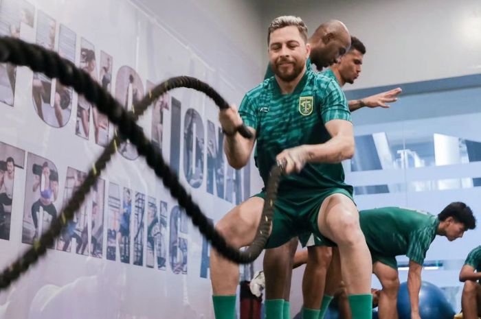 FOKUS: Terlihat Robson Duarte melakukan Battle Ropes di sesi latihan di GYM bersama Persebaya Surabaya. (Persebaya) - Image