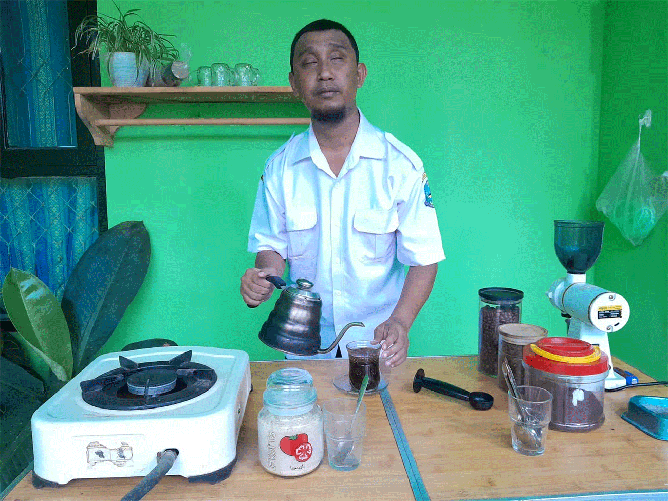 BARISTA DIFABEL: Nurul Imam meracik kopi buatannya di warung Assyifa Coffee di Kelurahan Banjarsari, Kecamatan Glagah, Banyuwangi. - Image