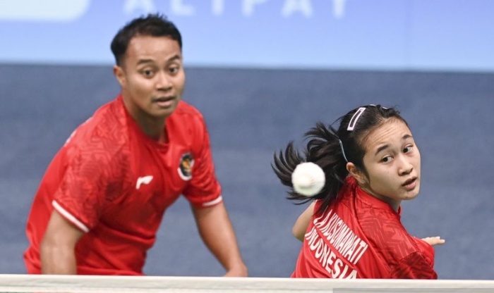 Pebulu tangkis Indonesia Lisa Ayu Kusumawati (kanan) dan Rehan Naufal Kusharjanto mengembalikan kok ke arah pebulu tangkis Taiwan Ye Hong-wei/Lee Chia-Hsin pada babak 32 besar Asian Games 2022. - Image