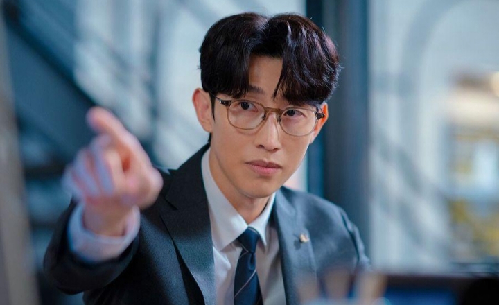 Jadi Jaksa, Kang Ki Young Mengejar Pengacau Tanpa Henti di Drama Queen Of Divorce. Sumber foto : Soompi - Image