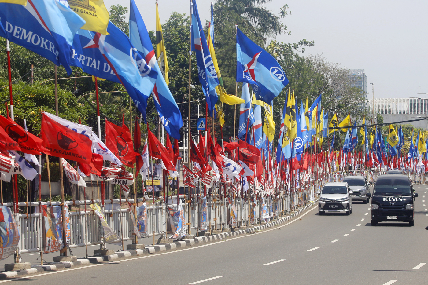 Pagar pembatas jalan yang terpasang alat peraga kampanye (APK) bendera partai pemilu 2024 di kawasan Jalan Rasuna Said, Kuningan, Jakarta, Selasa (9/1/2024). - Image