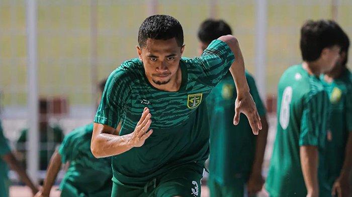 AYO BANGKIT: Reva Adi sedang menjalani tes sport science di laboratorium RS Siloam Surabaya. (Persebaya) - Image