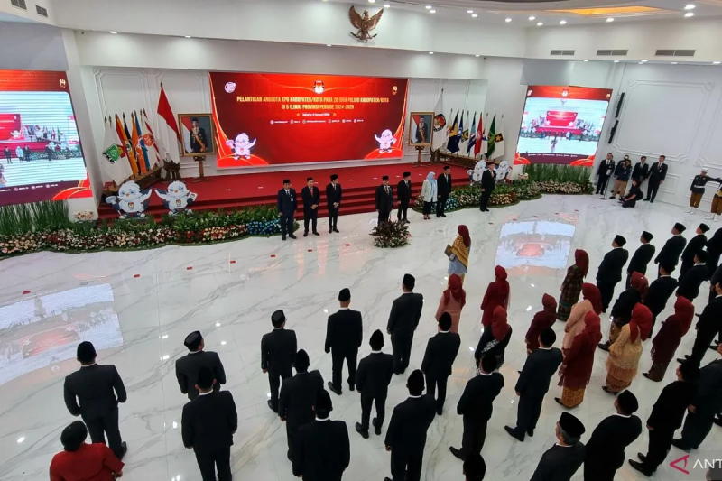 Komisi Pemilihan Umum (KPU) lantik 100 anggota KPU dari 20 kabupaten/kota di lima provinsi se-Indonesia periode 2024-2029 di Kantor KPU RI, Jakarta, Selasa (9/1). (Antara/Hana Kinarina) - Image