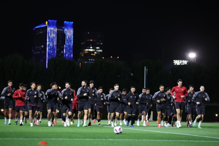 FOKUS: Jordi Amat menikmati sesi latihan bersama Timnas Indonesia di Qatar jelang laga uji coba menghadapi Iran sebelum gelaran resmi Piala Asia 2023. (PSSI) - Image