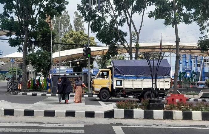 Penyeberang di Jalan Dewi Sartika di depan Terminal Kota Batu dan Pasar Induk Among Tani harus ekstra hati-hati karena kendaraan yang lewat cenderung cepat. - Image