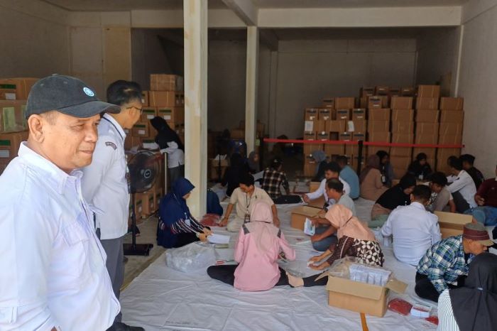 Pelipatan surat suara Pemilu 2024 di gudang logistik KPU Tanjungpinang. - Image