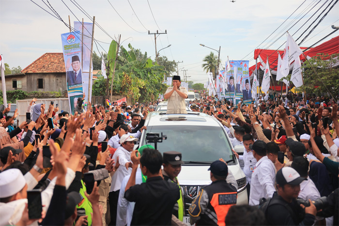 Antusias warga menyambut calon presiden nomor urut 2 Prabowo Subianto saat melakukan kampanye di Pekanbaru, Jambi dan Palembang, Selasa (9/1). - Image