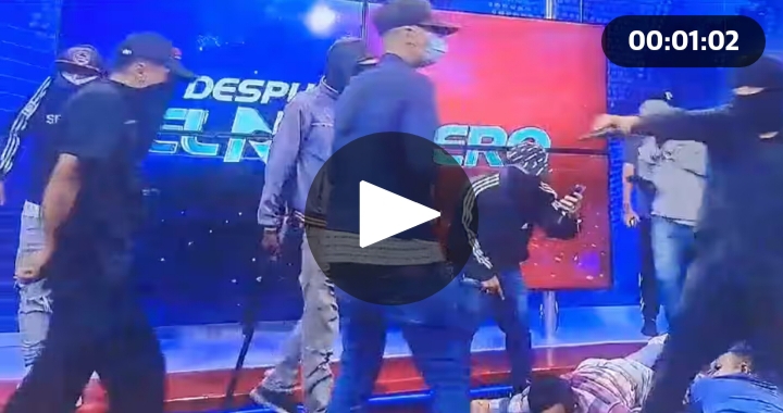 Geng bersenjata menyerbu studio secara langsung di stasiun TV Ekuador. Sumber Foto: The Guardian - Image