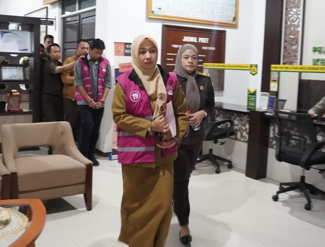 Proses penahanan Kepala Dinas Kesehatan Kota Batu Kartika Trisulandari oleh Kejaksaan Negeri Kota Batu, Selasa (9/1). - Image