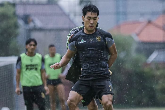 Song Ui-young sudah bergabung dengan tim Persebaya Surabaya dan menyisakan Dusan Stevanovic yang belum bergabung ke tim. (Persebaya) - Image