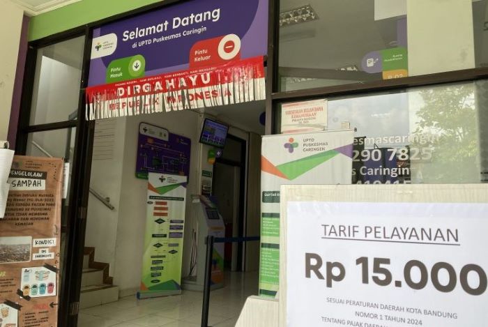 Puskesmas Caringin, Kota Bandung, pasang pengumuman kenaikan tarif dari Rp 3 ribu menjadi Rp 15 Ribu. - Image