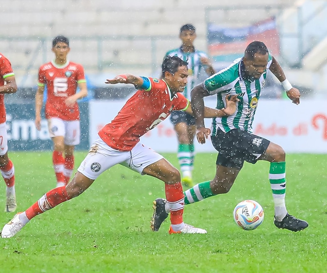 Pemain Deltras Thiago Fernandes berusaha melewati hadangan pemain Bekasi FC di tengah hujan deras pada Minggu (7/1). ./Instagram Official Deltras - Image