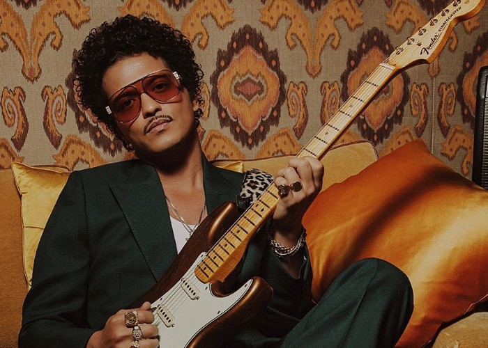 Bruno Mars berfoto dengan gitar edisi terbatas model American Ultra. - Image