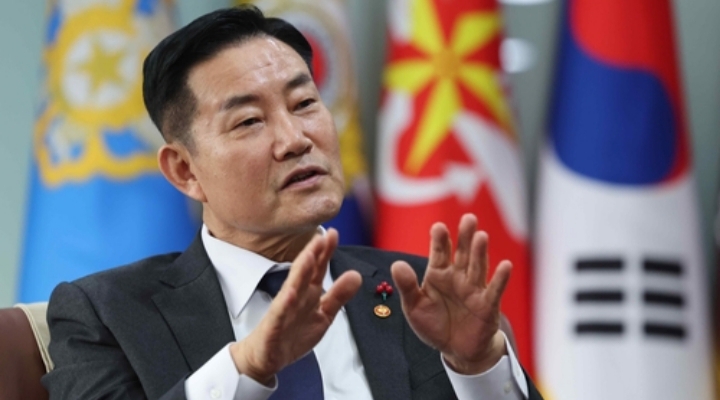 Menteri Pertahanan Shin Won-sik berbicara saat wawancara dengan Kantor Berita Yonhap di kantornya di Seoul pada 10 Januari 2024. Sumber foto: Yonhap - Image