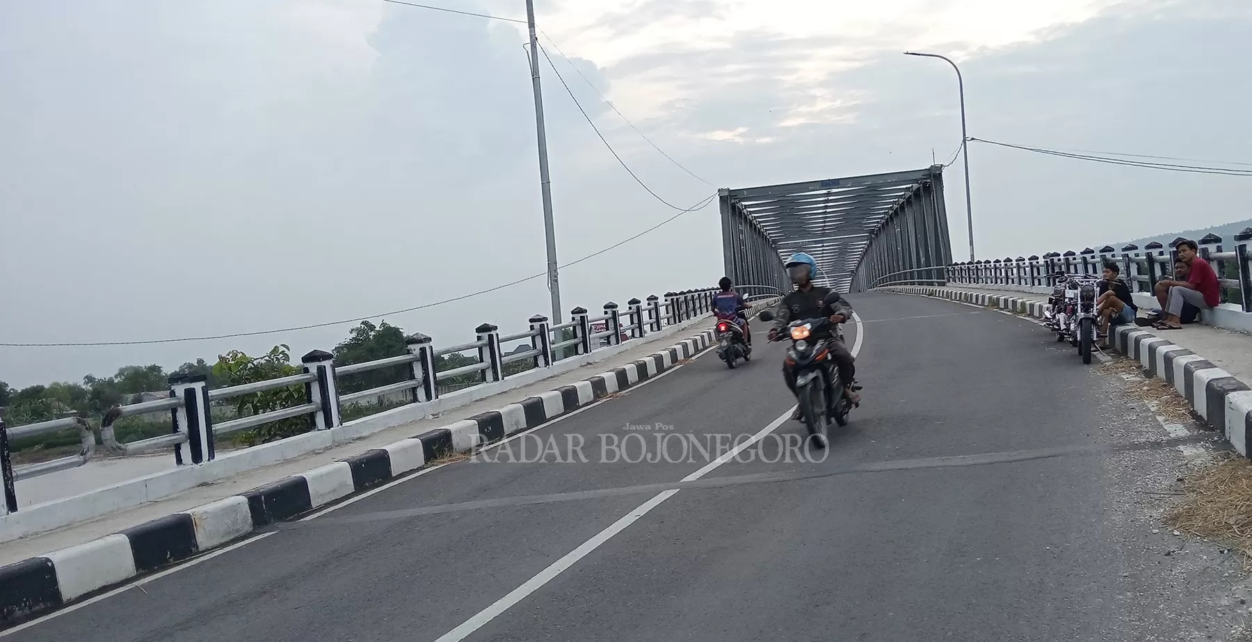 Pembangunan Jembatan Kare mendongkrak eknomi masayarakat sekitar. Warung makan dan kopi mulai bermunculan (YANA DWI KURNIAWATI/RDR.BJN) - Image