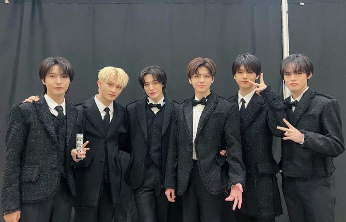Potret NCT Dream terima penghargaan Artist of the Year CCA./(instagram @nct_dream) - Image