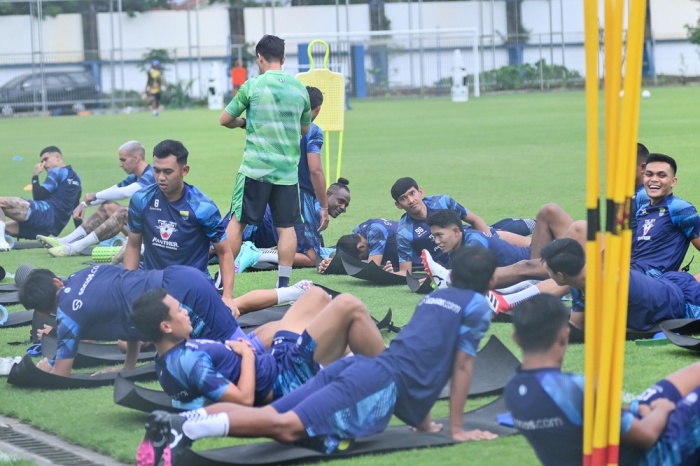 Pemain Persib Bandung menggelar latihan fisik saat menjalani latihan perdana jelang kembali bersaing di Liga 1 musim ini. - Image