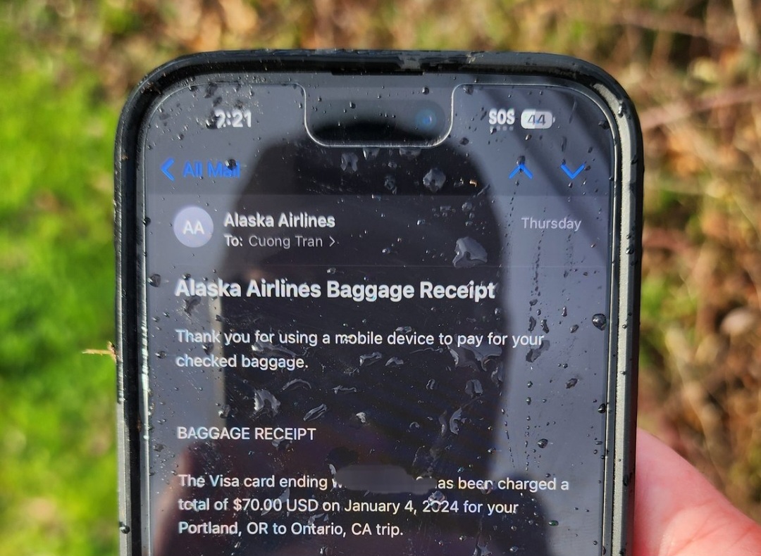 IPhone penumpang pesawat Alaska Airlines ditemukan tetap menyala meski terjatuh dari ketinggian hampir 5.000 meter. - Image