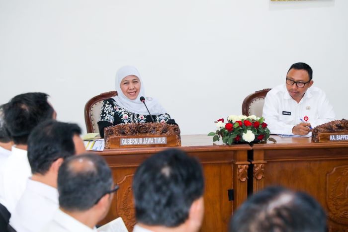 Gubernur Jawa Timur Khofifah Indar Parawansa langsung memimpin rakor program kerja Pemprov Jatim 2024. - Image