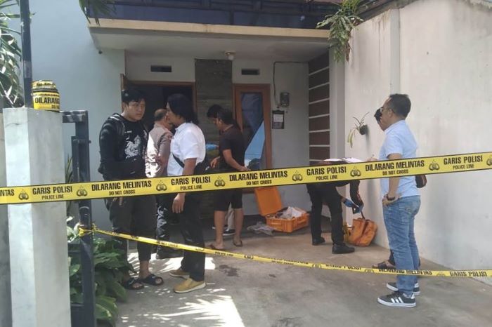 Personel Polres Malang saat melakukan olah TKP di rumah Desa Saptorenggo, Kecamatan Pakis, Kabupaten Malang, Selasa (12/12/2023). - Image