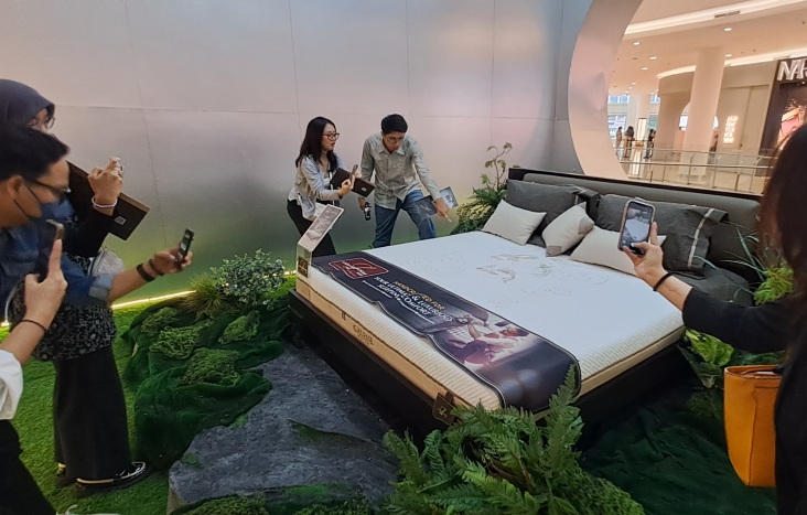 Antusias pengunjung dalam pameran instalasi kasur kolaborasi Lady Americana X Hian Tjen. (Nurul Adriyana/JawaPos.com) - Image