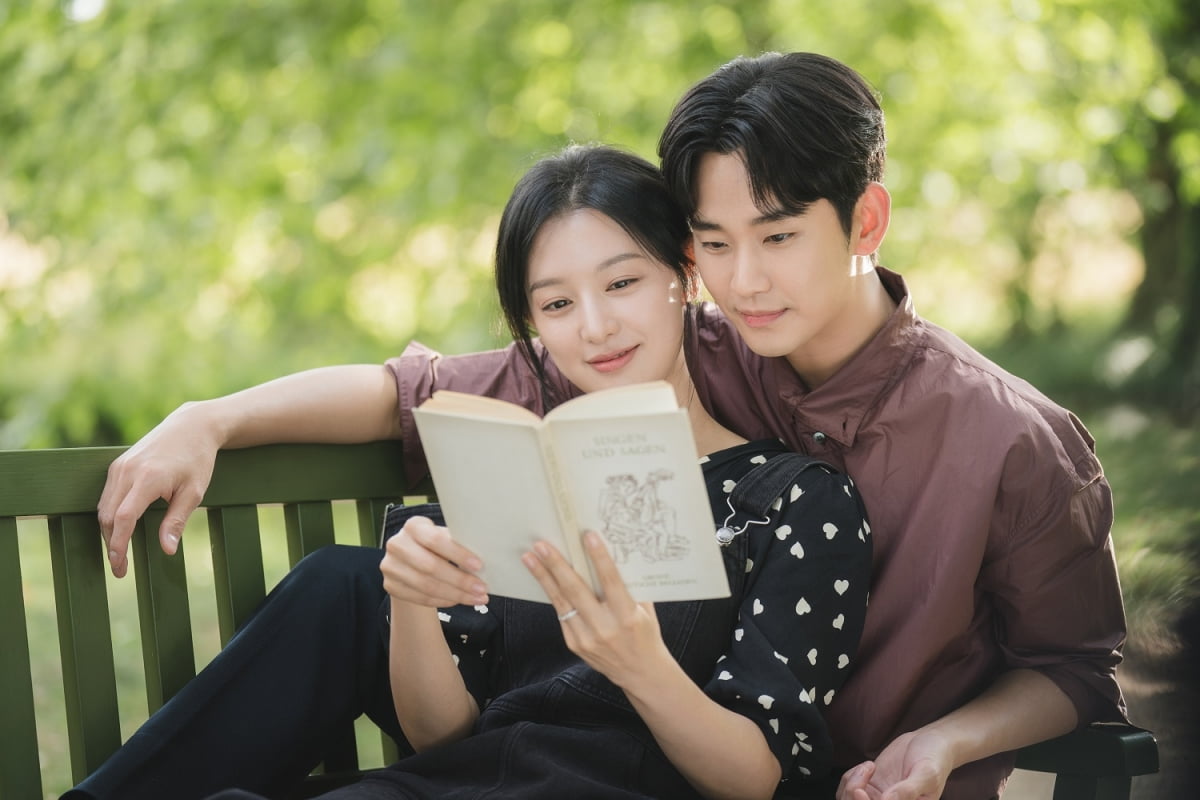 Foto mesra Kim Ji Won dan Kim Soo Hyun dalam drama terbaru mereka. sumber foto : Soompi - Image