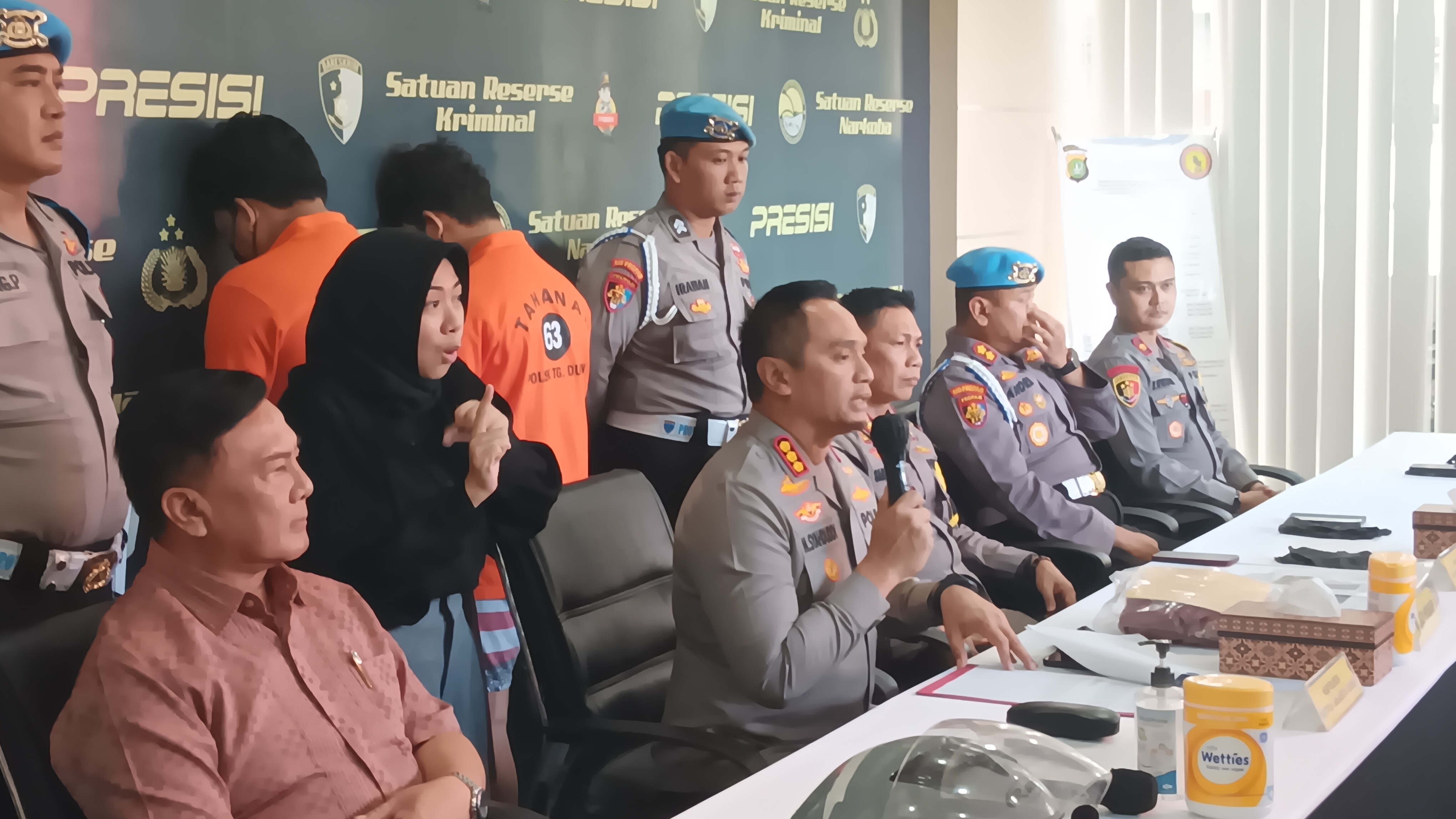 Kapolres Metro Jakarta Barat Kombes M Syahduddi memberikan keterangan pers terkait anggota polisi yang langgar SOP dalam penangkapan asisten Saipul Jamil. - Image