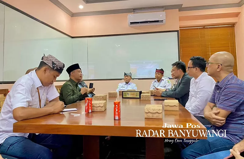 Asisten Pemerintahan dan Kesra Arief Setiawan usai rapat dengan PT Angkasa Pura II, Kemenag, perwakilan PPIU, dan pihak ketiga di ruang rapat Sekretariat Daerah Banyuwangi. - Image